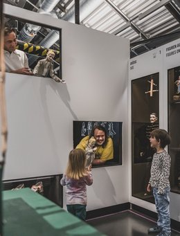 Basisausstellung der Puppentheatersammlung Besucherinnen in der Ausstellung an einer Schublade