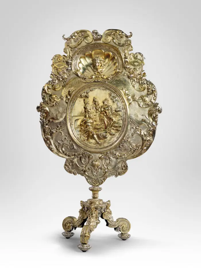 prunkvolle, goldene Scheibe auf drei Standfüßen