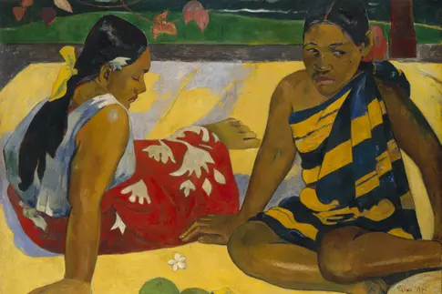 zwei Mädchen, die in sommerlicher Kleidung auf dem Boden sitzen