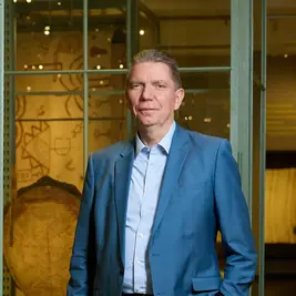 Person vor einer Vitrine