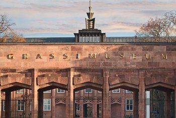 GRASSI Museum Leipzig Schriftzug "Grassi Museum" auf einem großen Tor