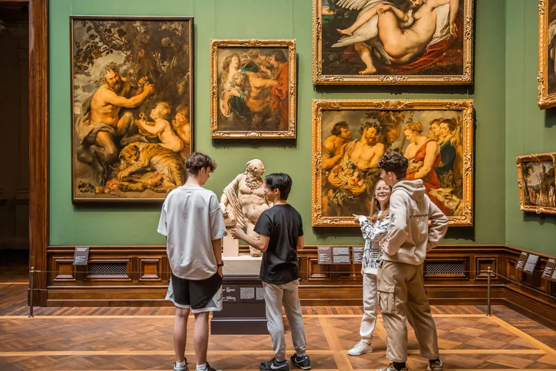 Besucher betrachten Gemälde
