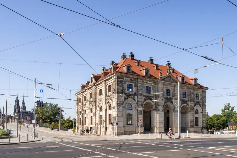 Das Blockhaus an einer Straßenkreuzung unter blauem Himmel.