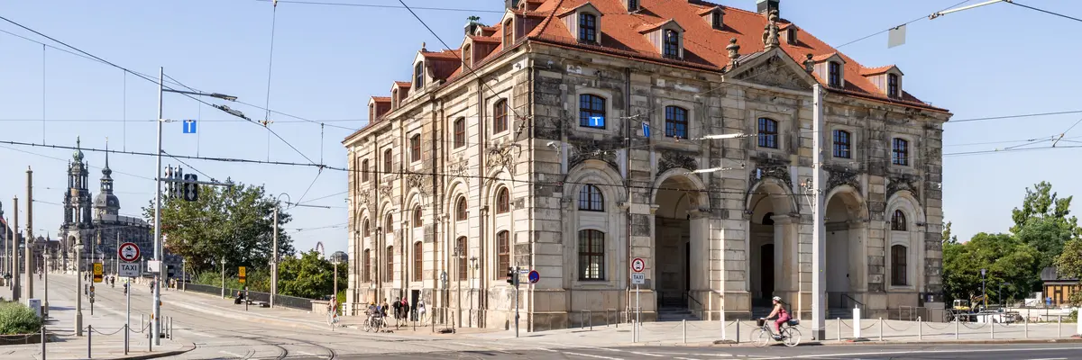 Das Blockhaus an einer Straßenkreuzung unter blauem Himmel.