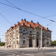 Das Blockhaus an einer Straßenkreuzung unter blauem Himmel.