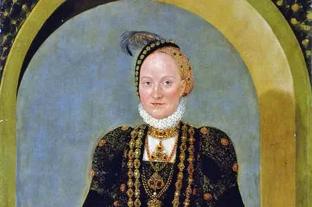 Frau in einem schwarzen Kleid mit Kopfbedeckung