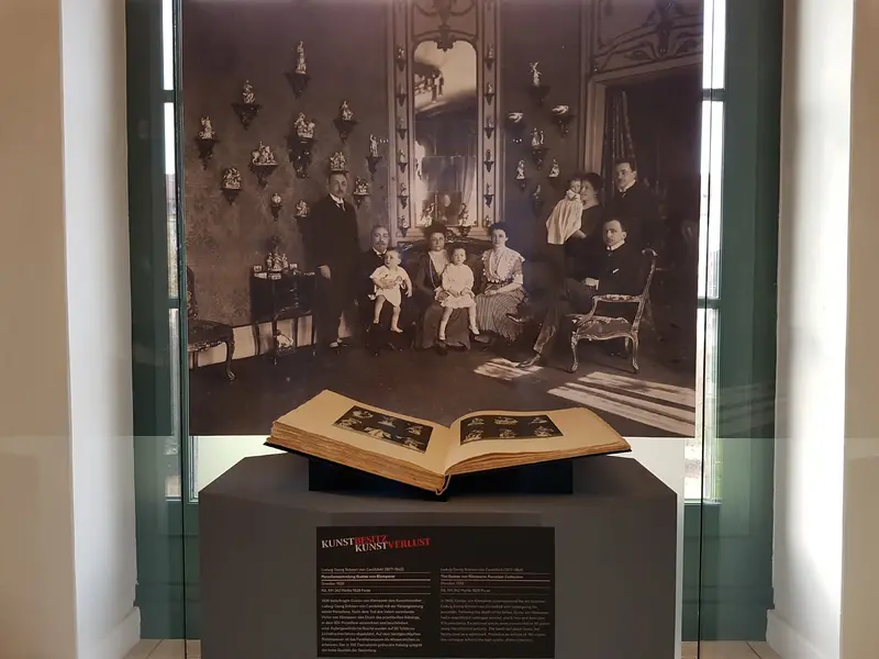 Blick in eine Vitrine mit einem aufgeschlagenem Buch