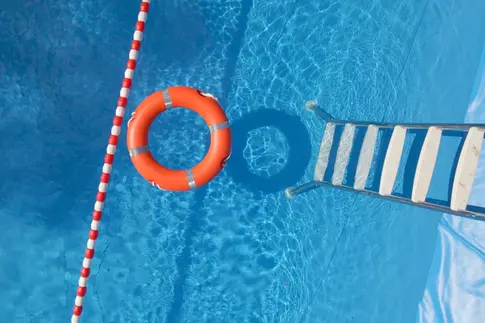 Ein Pool mit Leiter und Rettungsring