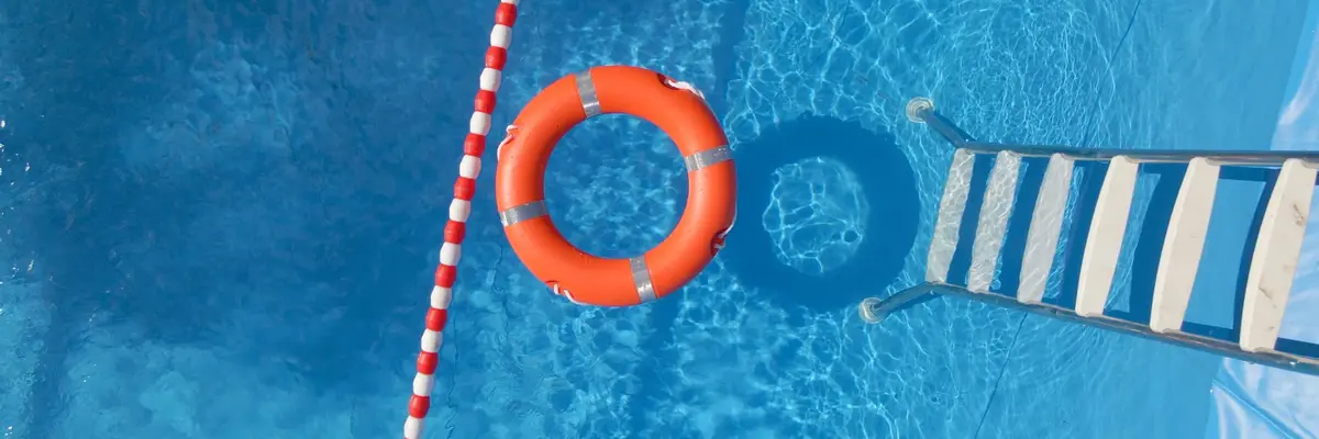 Ein Pool mit Leiter und Rettungsring