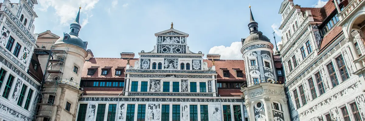 Fassade des Residenzschlosses, mit Menschen und Mustern bemalt