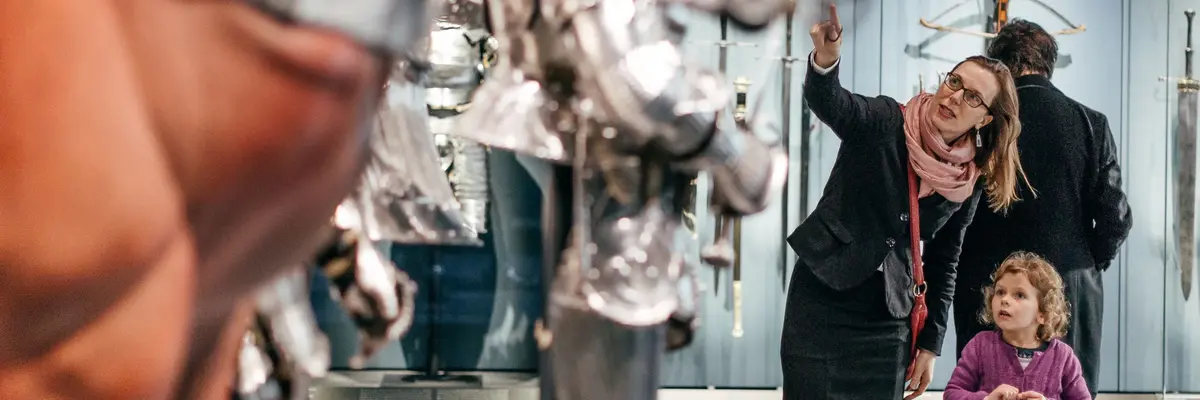 zwei Besucher, darunter ein Kind, betrachten die Ausstellung