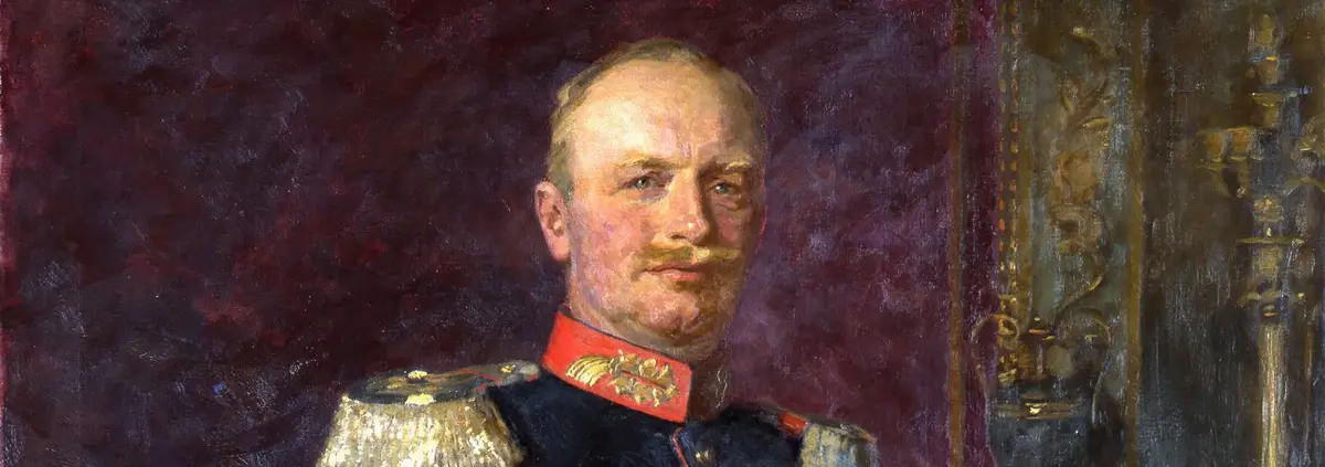 Der letzte Sachsenkönig steht in blauer Uniform in einem hochherrschaftlichem Zimmer
