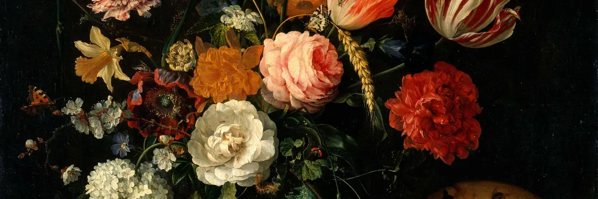 Stillleben mit üppigem Blumenstrauß neben Totenkopf und Muschel