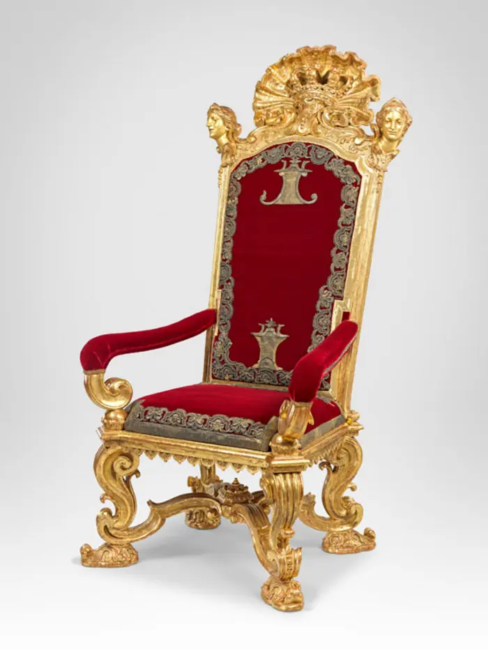 Thron mit rotem Samt und Goldelementen