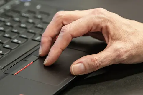 eine Hand bedient eine Computermaus