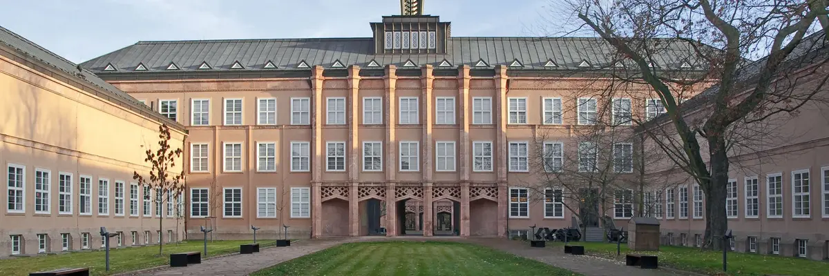 Innenhof des Grassi-Museums, in der Mitte eine Rasenfläche