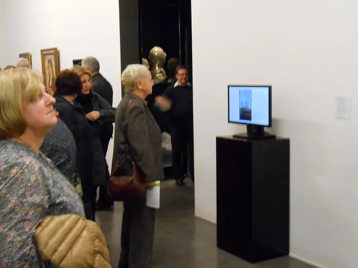 Besucher in einer Ausstellung