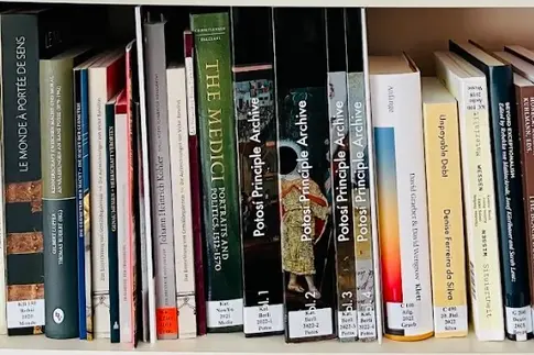 Bücherrücken in einem Regal