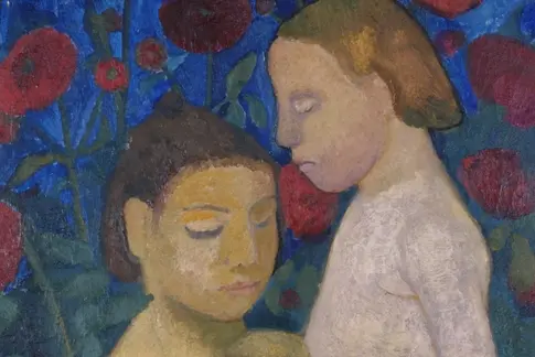 zwei Mädchen unbekleidet vor einem Blumenfeld