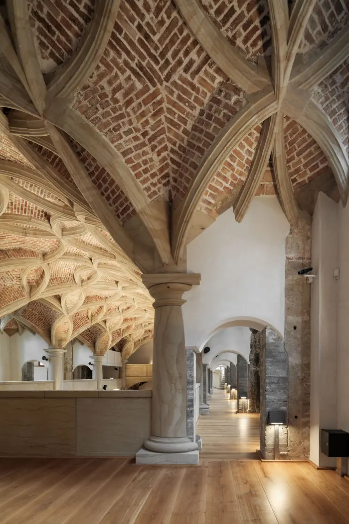 Raumansicht mit Deckengewölbe und Holzfußboden