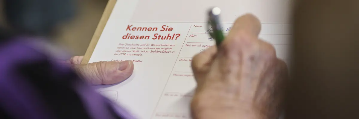 Person mit Fragebogen