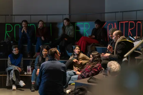 Diskussionsrunde mit mehreren Personen