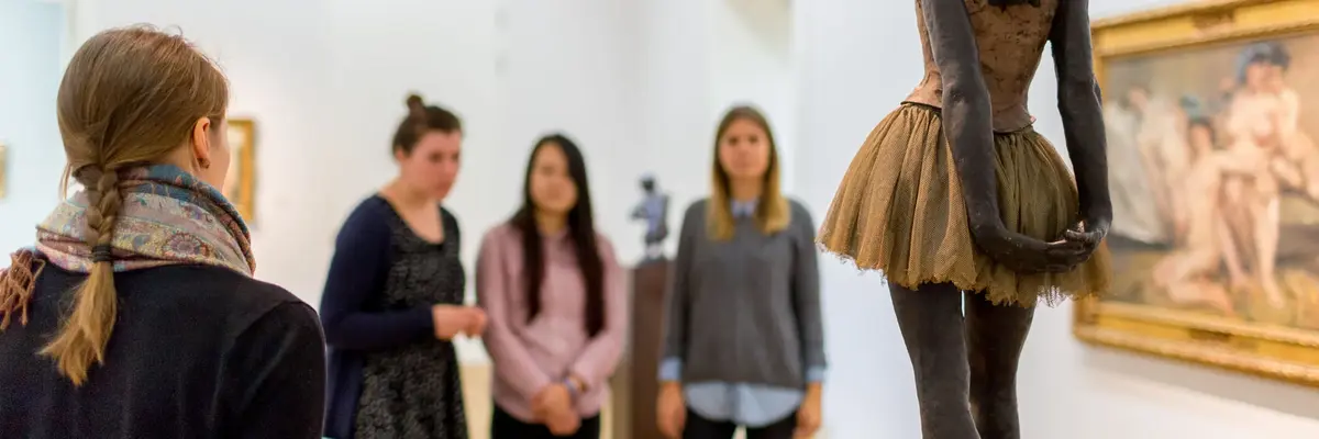 Besucher betrachten Skulptur in einer Führung